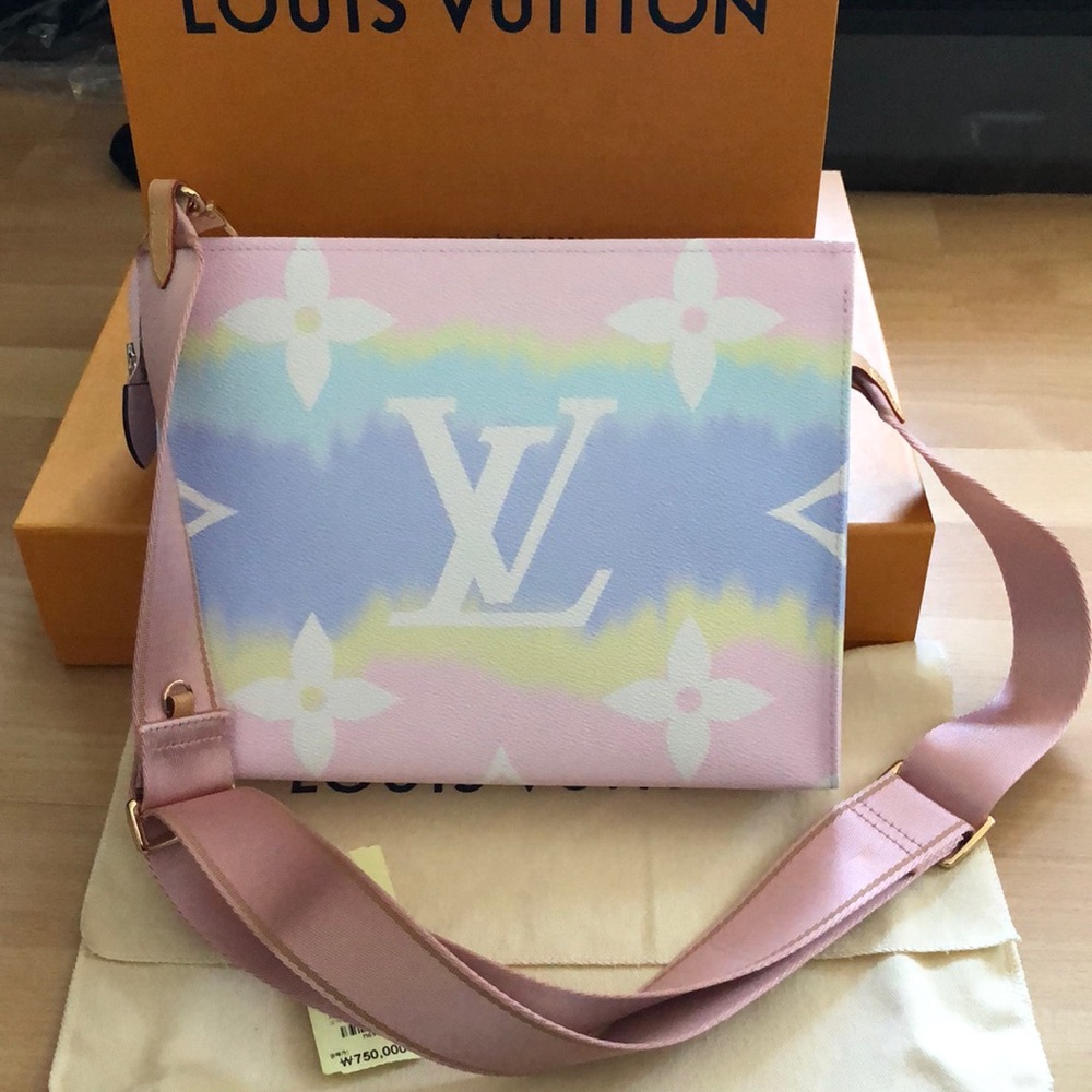 W/Tag 🌸🌸 RARE🌸🌸 Louis Vuitton Escale Toiletry 26 with pink Strap